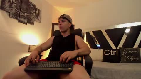 axelmartinezz online show from June 18, 10:25 pm