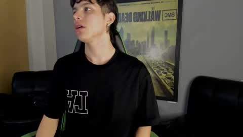 Snapshot of axelraven chatting on December 2, 1:35 pm Axel Raven online show from December 2, 1:35 pm