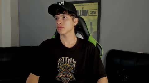 Snapshot of axelraven chatting on December 4, 2:15 pm Axel Raven online show from December 4, 2:15 pm