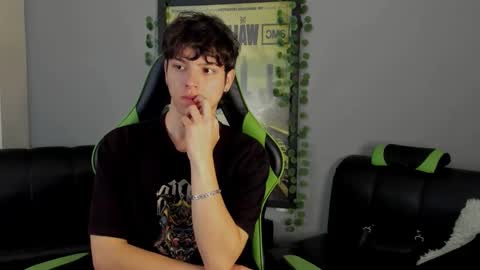 Snapshot of axelraven chatting on December 24, 5:23 pm Axel Raven online show from December 24, 5:23 pm