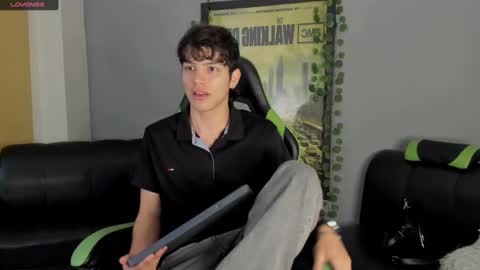 Snapshot of axelraven chatting on December 27, 2:01 pm Axel Raven online show from December 27, 2:01 pm