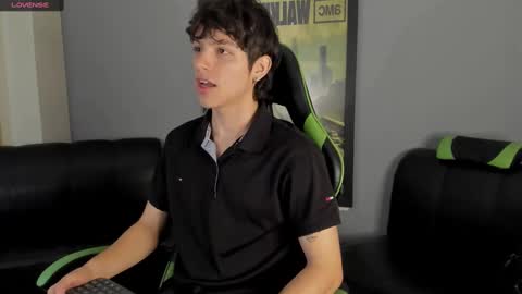 Snapshot of axelraven chatting on December 31, 4:35 pm Axel Raven online show from December 31, 4:35 pm