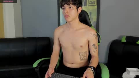 Snapshot of axelraven chatting on January 8, 4:54 pm Axel Raven online show from January 8, 4:54 pm