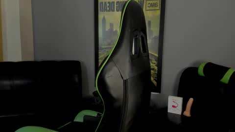 Snapshot of axelraven chatting on January 9, 4:17 pm Axel Raven online show from January 9, 4:17 pm