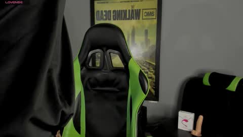 Snapshot of axelraven chatting on January 16, 1:47 pm Axel Raven online show from January 16, 1:47 pm