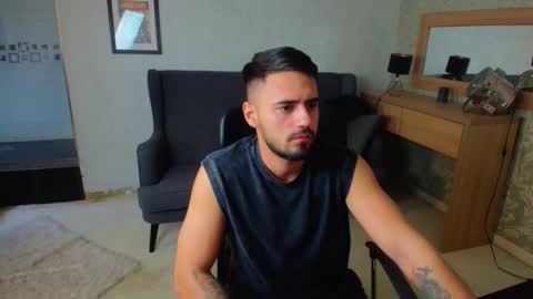 Snapshot of axelwaylon chatting on October 16, 10:27 am AxelWaylon online show from October 16, 10:27 am