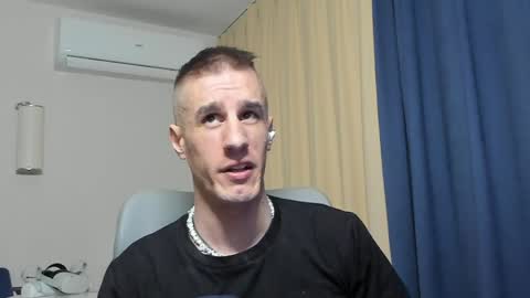 Snapshot of axl_fx chatting on May 1, 7:18 pm Axl online show from May 1, 7:18 pm