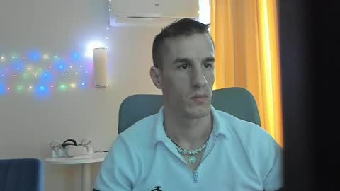 Snapshot of axl_fx chatting on May 16, 10:36 am Axl online show from May 16, 10:36 am