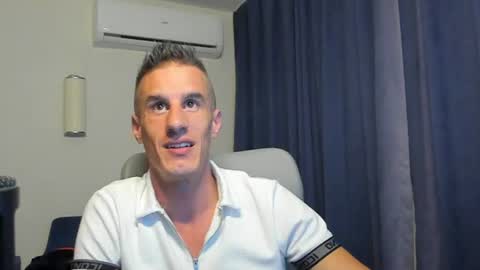 Snapshot of axl_fx chatting on June 17, 12:57 am Axl online show from June 17, 12:57 am