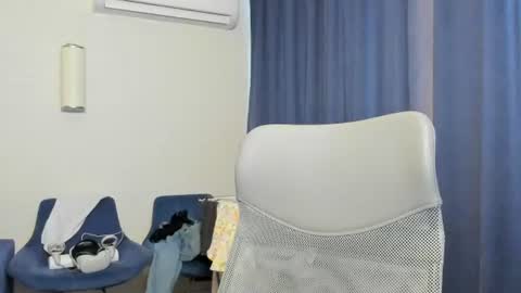 Snapshot of axl_fx chatting on June 18, 1:50 am Axl online show from June 18, 1:50 am