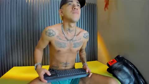 Snapshot of ayala_tattoo chatting on December 17, 8:04 pm Ayala online show from December 17, 8:04 pm