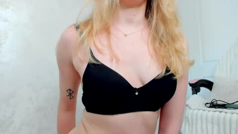 Snapshot of ayaye_ chatting on May 16, 9:06 am SundyRose online show from May 16, 9:06 am