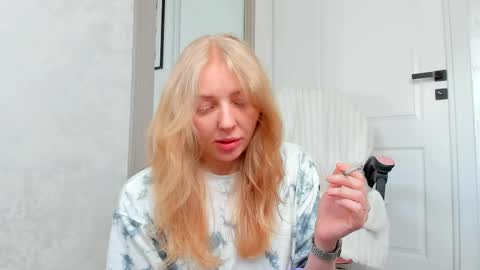 Snapshot of ayaye_ chatting on May 19, 8:20 am SundyRose online show from May 19, 8:20 am