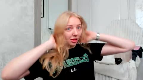 Snapshot of ayaye_ chatting on May 21, 8:21 am SundyRose online show from May 21, 8:21 am