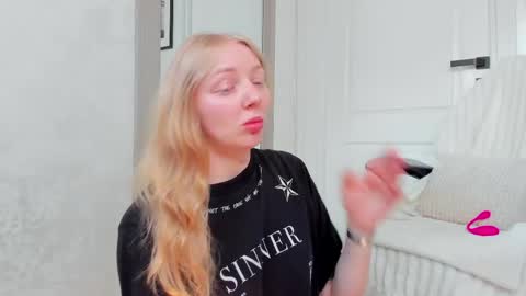 Snapshot of ayaye_ chatting on June 8, 6:36 am SundyRose online show from June 8, 6:36 am