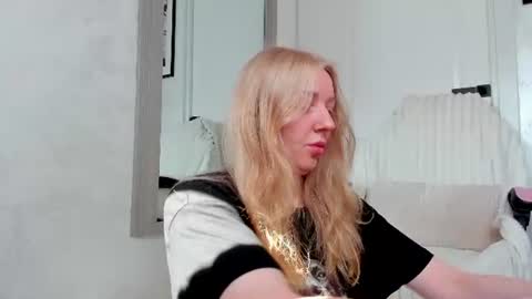 Snapshot of ayaye_ chatting on June 9, 6:03 am SundyRose online show from June 9, 6:03 am