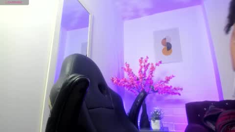 Snapshot of ayliinn_ chatting on March 21, 8:19 am Ayliinn online show from March 21, 8:19 am