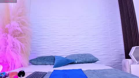 aylinlove_ online show from June 11, 12:25 pm