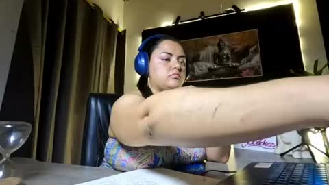Snapshot of azaraonyx chatting on June 11, 11:25 pm Goddess Azara online show from June 11, 11:25 pm