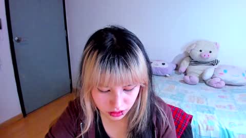Azu Moure online show from December 6, 4:36 am