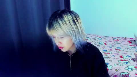 Snapshot of azu_moure chatting on August 7, 2:46 am Azu Moure online show from August 7, 2:46 am