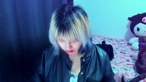 Snapshot of azu_moure chatting on August 9, 2:35 am Azu Moure online show from August 9, 2:35 am