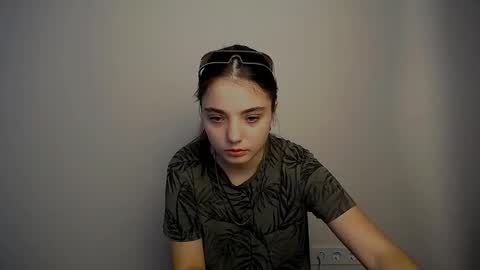 azumi_chan_ online show from September 25, 7:45 am