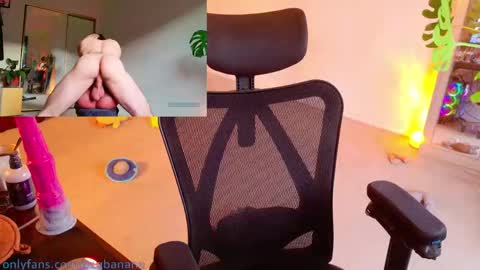 Snapshot of b1gbanana chatting on March 12, 12:53 am b1gbanana online show from March 12, 12:53 am