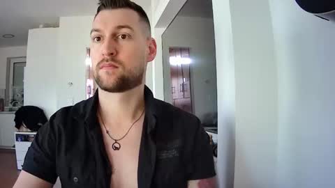 Snapshot of b_marco_ chatting on February 20, 10:27 am b_marco_ online show from February 20, 10:27 am