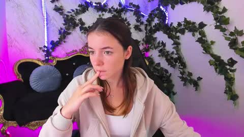 Snapshot of babe_dollie chatting on October 2, 6:31 am Babe online show from October 2, 6:31 am