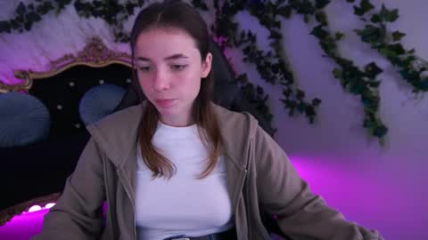 Snapshot of babe_dollie chatting on October 9, 7:28 am Babe online show from October 9, 7:28 am