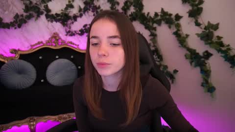 Snapshot of babe_dollie chatting on October 15, 7:08 am Babe online show from October 15, 7:08 am