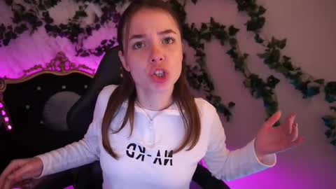 Snapshot of babe_dollie chatting on October 16, 6:58 am Babe online show from October 16, 6:58 am