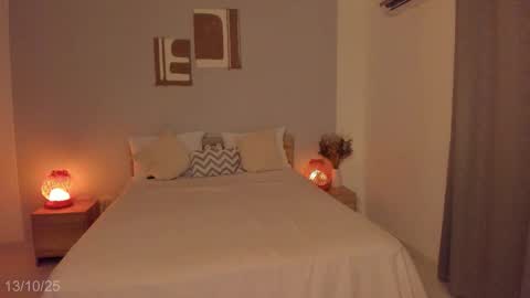 itzell  online show from October 14, 12:44 am