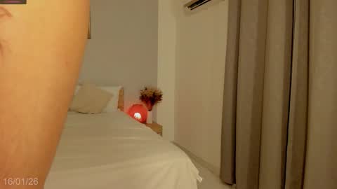 itzell  online show from January 17, 3:22 am