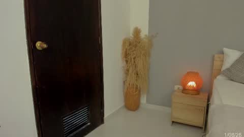 Snapshot of babesexy19_ chatting on August 1, 3:33 pm itzell online show from August 1, 3:33 pm