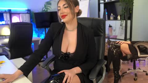 Snapshot of babesgowild chatting on April 3, 5:05 am Olivia and Lexi online show from April 3, 5:05 am
