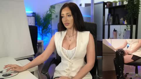 Snapshot of babesgowild chatting on April 16, 4:46 am Olivia and Lexi online show from April 16, 4:46 am