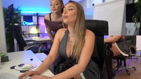 Snapshot of babesgowild chatting on April 22, 4:59 am Olivia and Lexi online show from April 22, 4:59 am