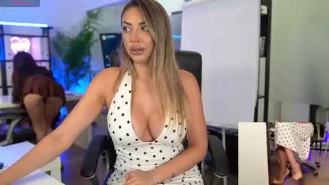 Snapshot of babesgowild chatting on June 13, 5:16 am Olivia and Lexi online show from June 13, 5:16 am