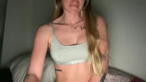 Snapshot of babygirlinlace chatting on February 10, 8:18 am Miley King online show from February 10, 8:18 am