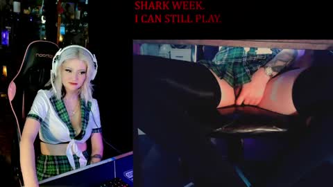 Snapshot of badd0ll chatting on May 23, 6:23 pm badd0ll online show from May 23, 6:23 pm