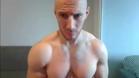 Snapshot of baldyboyy chatting on February 23, 6:39 am baldyboyy online show from February 23, 6:39 am