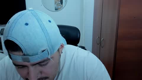 Snapshot of baltazardupont chatting on April 23, 12:29 pm Andres - online show from April 23, 12:29 pm