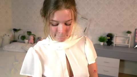 Snapshot of bambi_bimboo chatting on June 7, 5:27 pm Mila online show from June 7, 5:27 pm