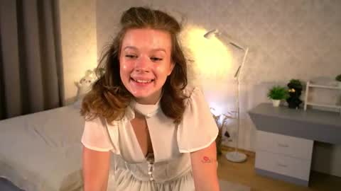 Snapshot of bambi_bimboo chatting on June 12, 7:24 pm Mila online show from June 12, 7:24 pm