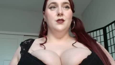 Snapshot of bambixxlynn chatting on April 29, 11:00 pm bambixxlynn online show from April 29, 11:00 pm