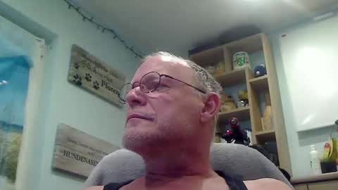 Snapshot of banane111 chatting on April 23, 6:25 am Bobby online show from April 23, 6:25 am