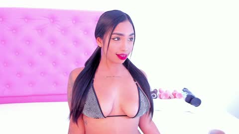 Snapshot of barbarahills_21 chatting on December 17, 10:22 pm Barbie Hills online show from December 17, 10:22 pm