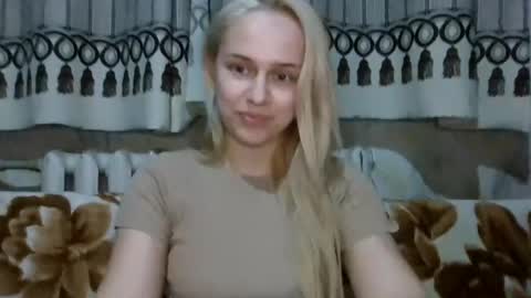 Snapshot of barbie___girl chatting on April 5, 8:28 pm barbie___girl online show from April 5, 8:28 pm